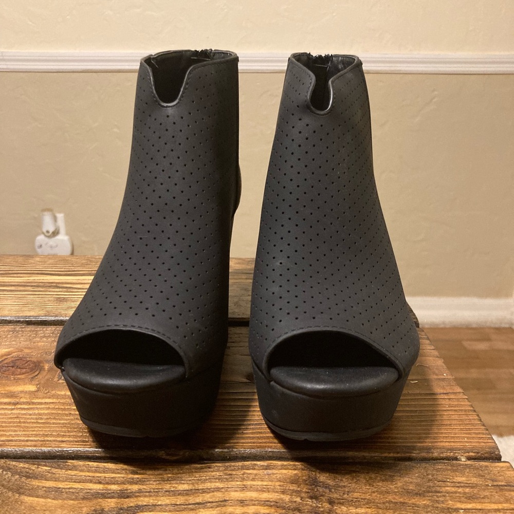Black wedge peep toe
